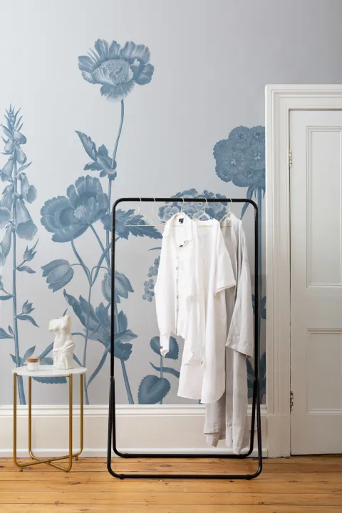 Blå illustreret vægmaleri af vilde blomster