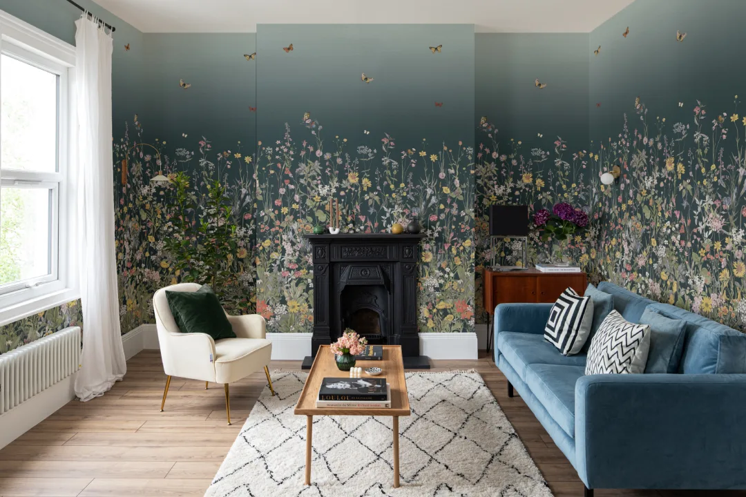 Papier peint bleu foncé ombré de fleurs sauvages et de papillons