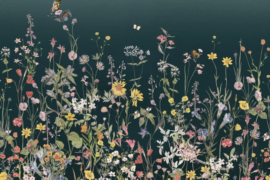 Papier peint bleu foncé ombré de fleurs sauvages et de papillons