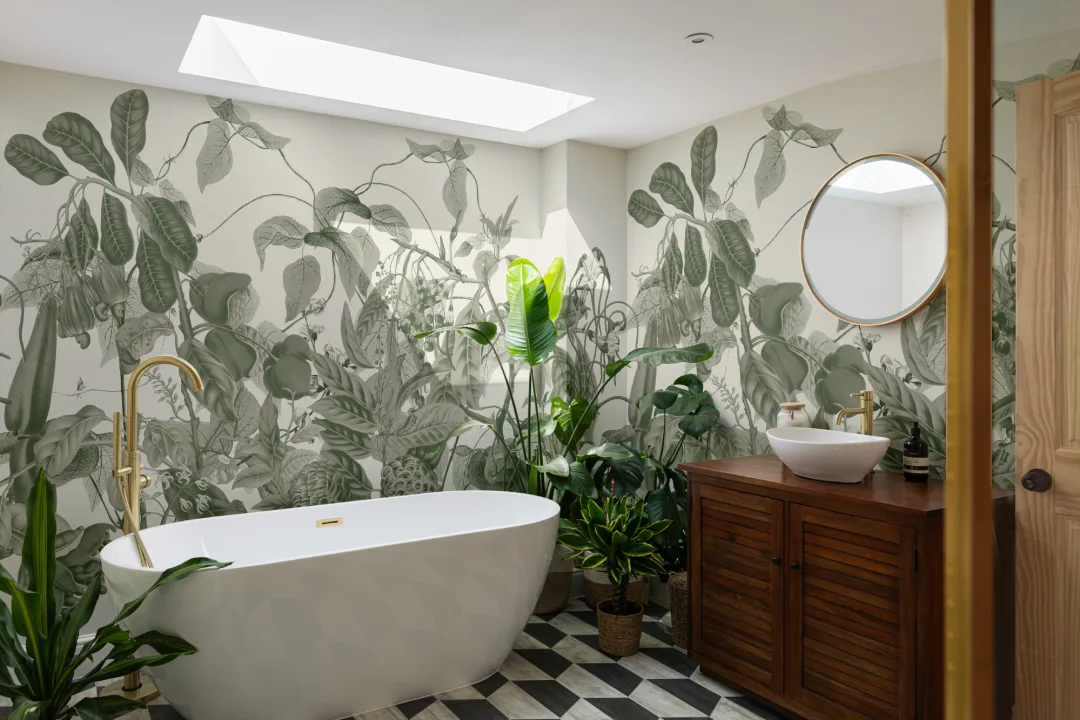Exuberante mural de papel pintado botánico vintage en verde con ilustraciones detalladas de plantas tropicales
