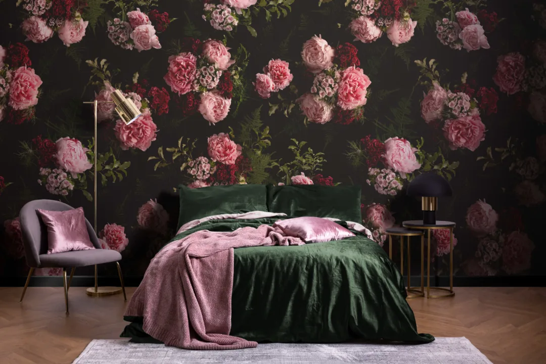 Papier Peint Panoramique aux Fleurs Roses sur Fond Noir