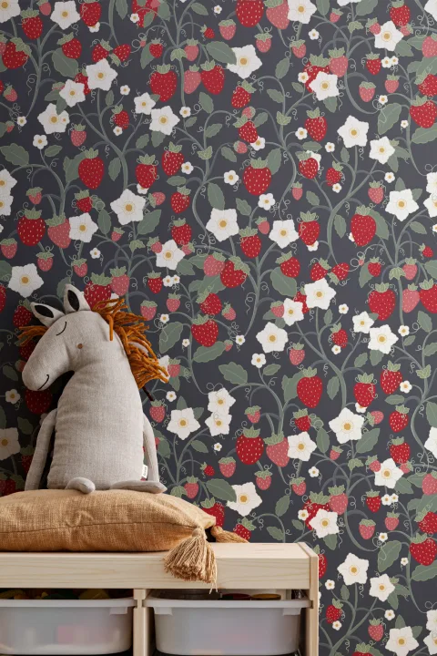 Papier Peint Fraises Rouges sur Fond Bleu Marine