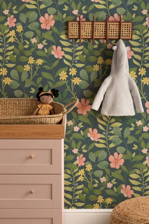 Dunkelblaue Mustertapete mit Blumenranken