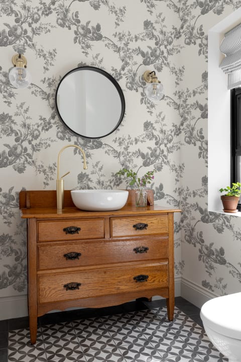 Murales de papel pintado con estampado floral vintage gris que aportan una elegancia clásica