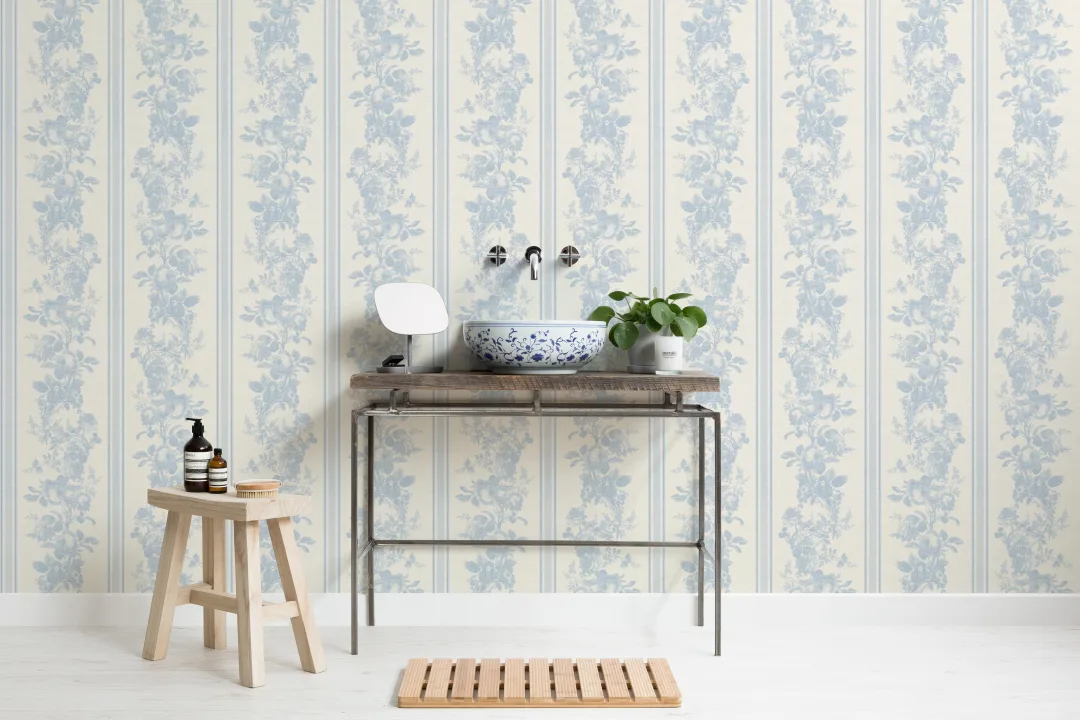 Lichtblauwe vintage bloemen muurschildering met een verfijnd patroon