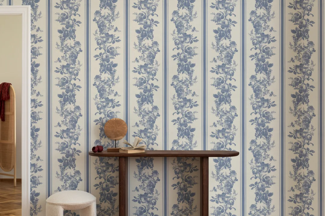 Mural de papel pintado de rayas con motivo floral vintage en azul marino