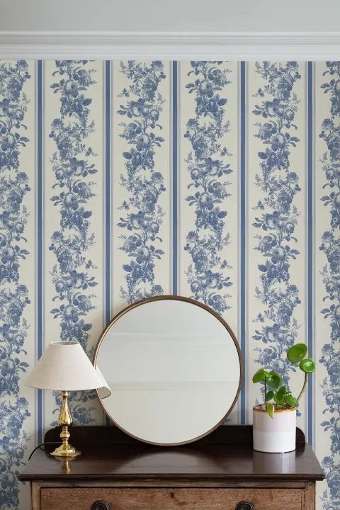 Mural de papel pintado de rayas con motivo floral vintage en azul marino