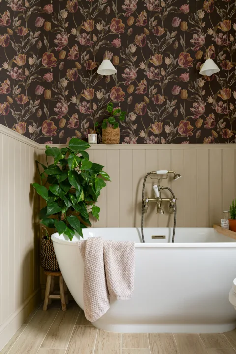 Élégance florale vintage sombre pour des murs qui attirent tous les regards