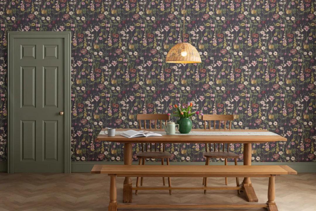 Mørk illustrert tapet med ville blomster