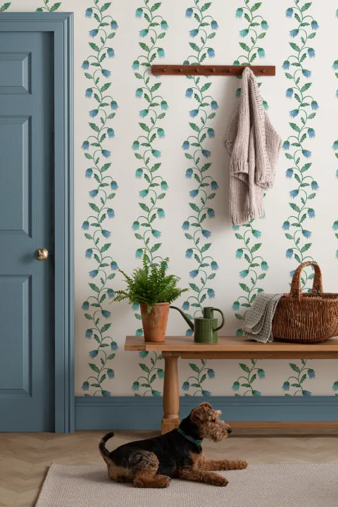 White Striped Wavy Hyacinth Wallpaper