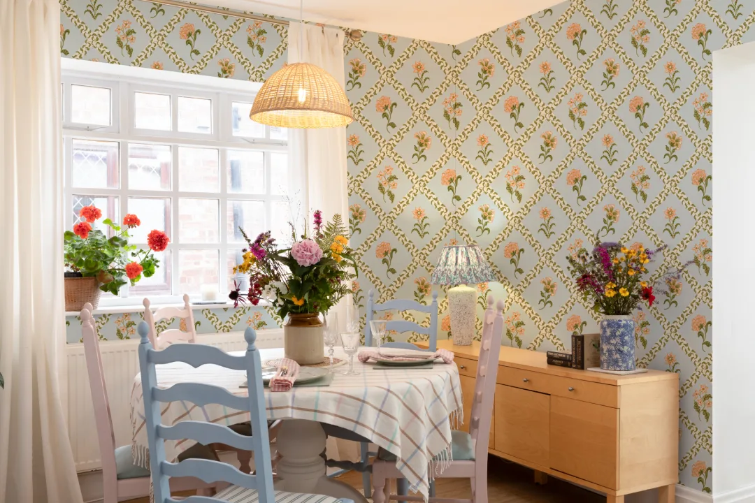 Lyseblått veggmaleri med botanisk espalier med blokktrykk