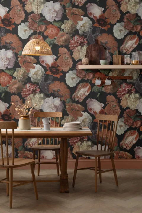 Rødmalt storskala veggmaleri med blomster