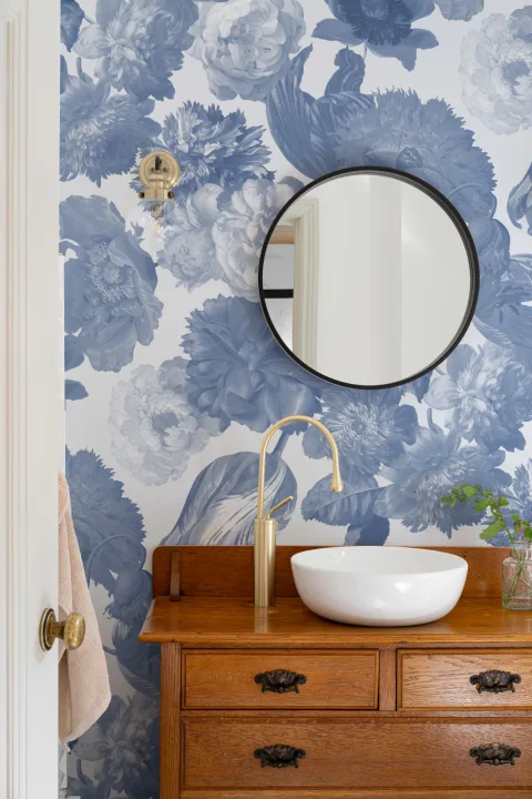 Mural de papel pintado en azul con flores a gran escala