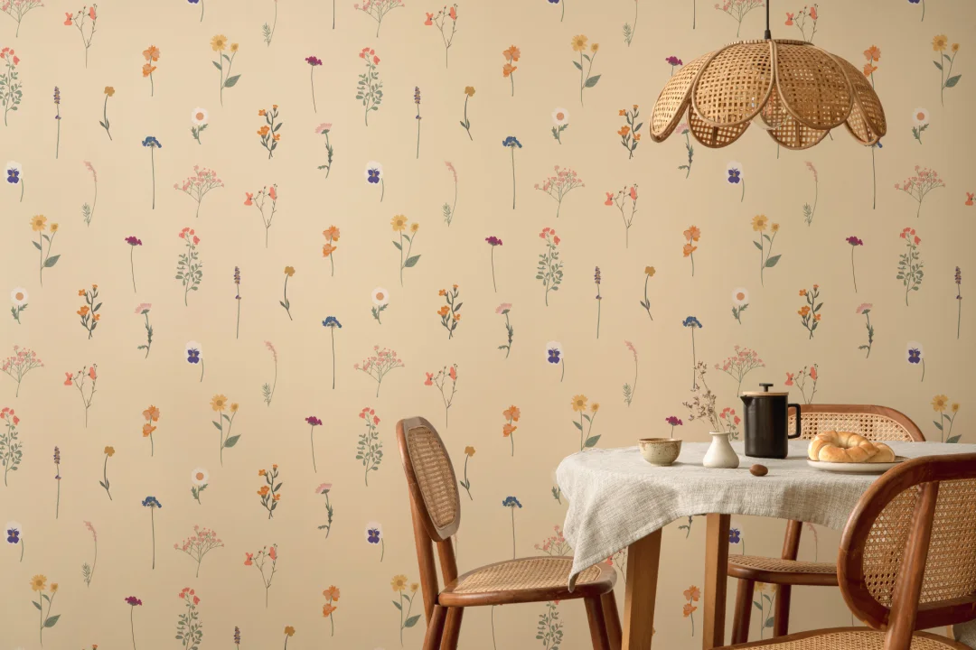 Gul tapet med pressede blomster