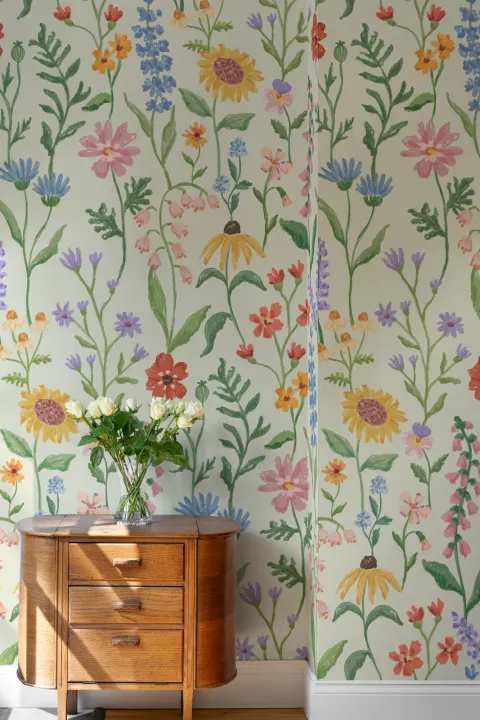 Carta da parati verde con fiori selvatici disegnati a mano
