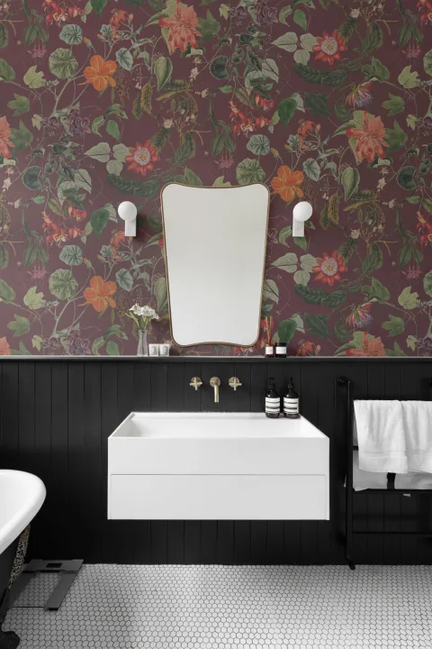 Mural de papel pintado con motivos florales y botánicos en rojo baya intenso