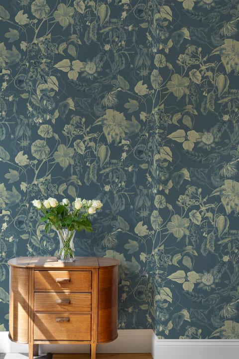 Mural de papel pintado con motivos florales botánicos en tonos azules
