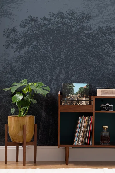 Carta da parati all'acquaforte con foresta vintage in blu scuro