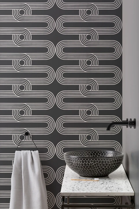 Papel Pintado Blanco y Negro con Patrón Horizontal de Líneas Curvas Entrelazadas