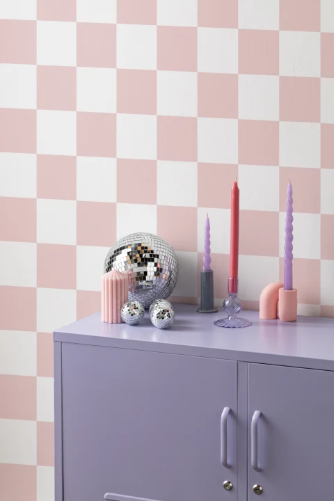 Pink og hvid skakternet tapet med gentaget mønster