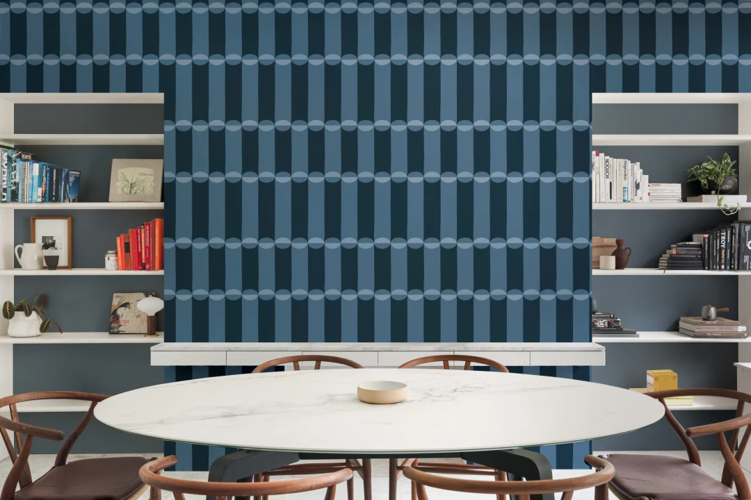 Carta da parati blu con motivo geometrico retrò