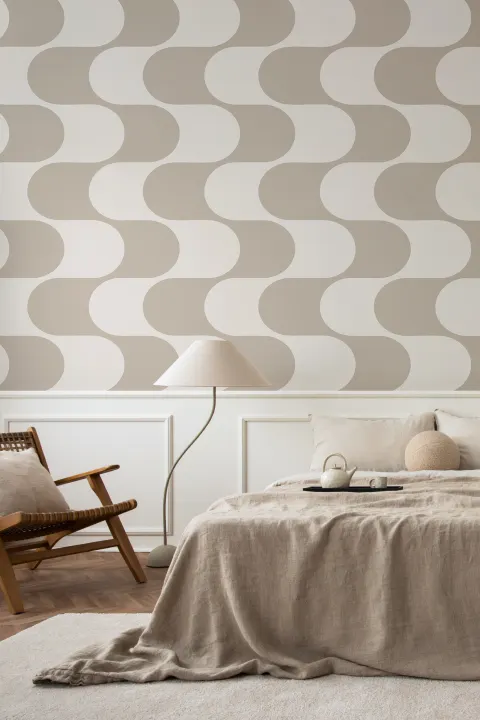 Mural de papel pintado con motivos geométricos de mediados de siglo beige