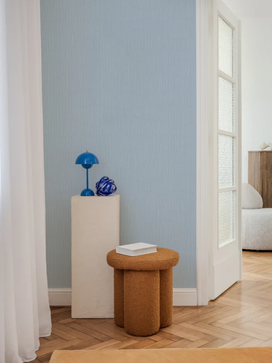 Mural minimalista azul con textura para espacios de relajación serena