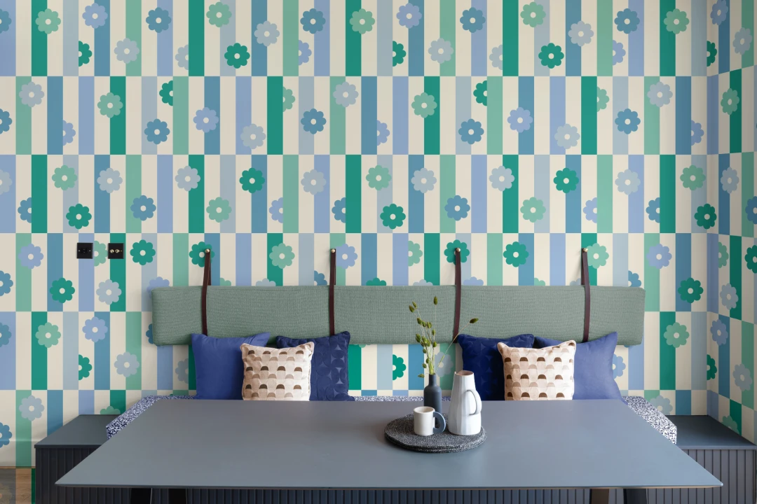 Elizabeth Olwen Flower Shift Blue veggmaleri