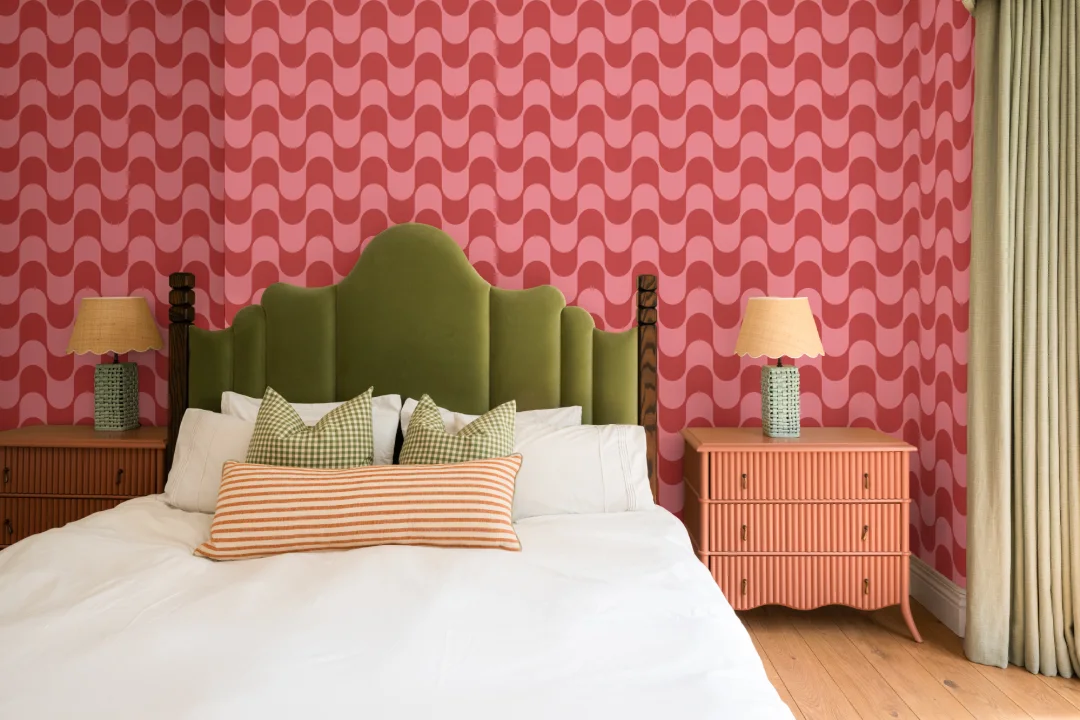 Roz & Roșu Retro Wavy Striped tapet