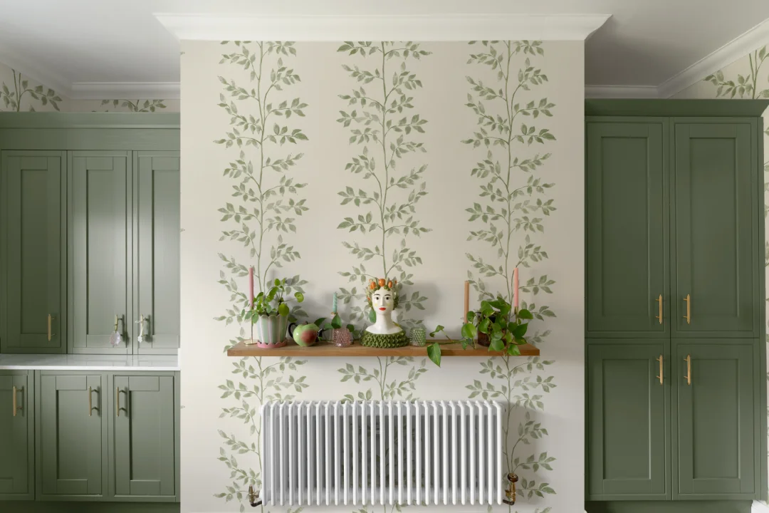 Mural de papel pintado con motivos botánicos de hojas verdes