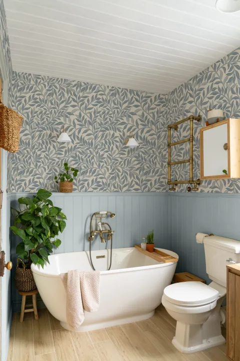 Mural de papel pintado botánico con estampado de hojas azules