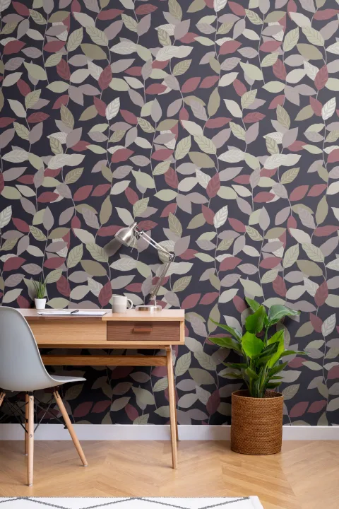 Papel Pintado Botánico Oscuro con Patrón de Hojas Trepadoras