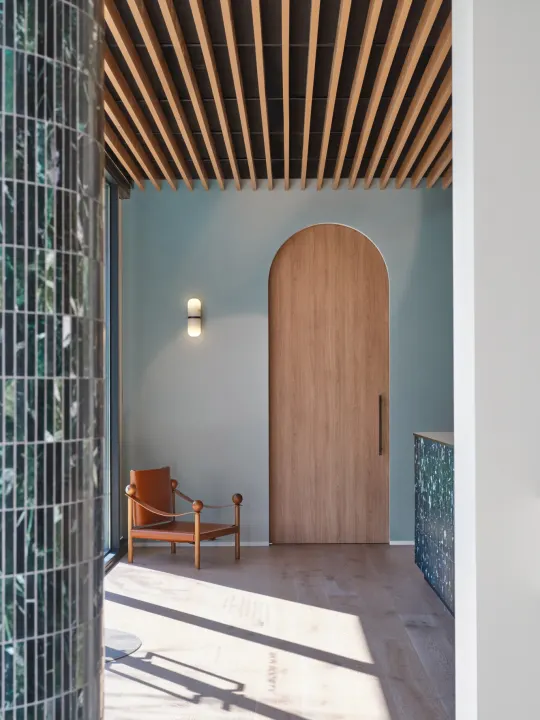 Mural de papel pintado con diseño abstracto de orbes en azul relajante
