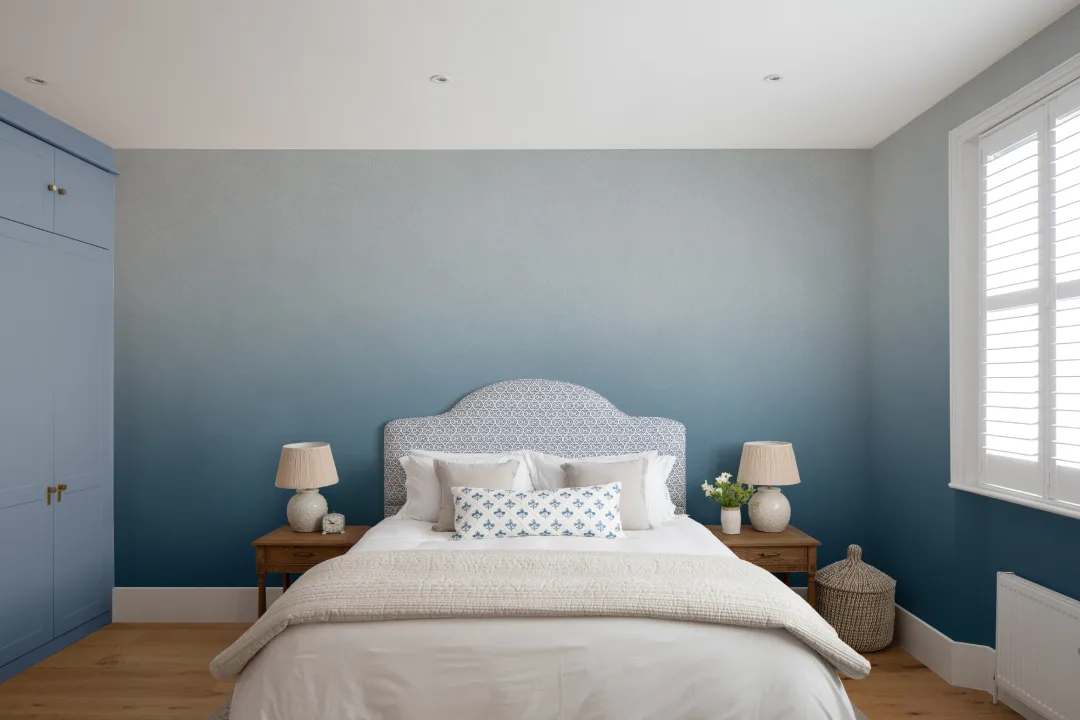 Mural de arte moderno com degradê azul ombré