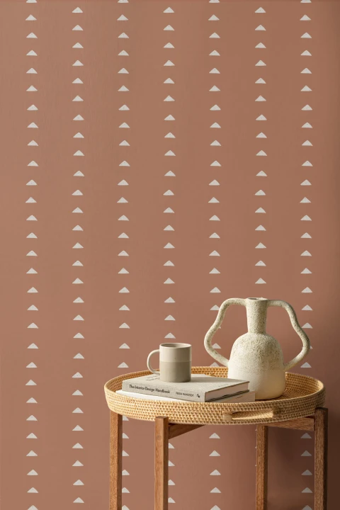 Papel Pintado Minimalista Color Terracota con Motivos de Triángulos Pequeños