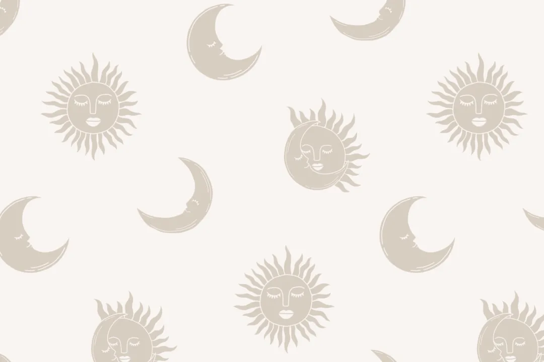 Papel Pintado Beige y Blanco con Motivo de Ilustraciones de Soles y Lunas