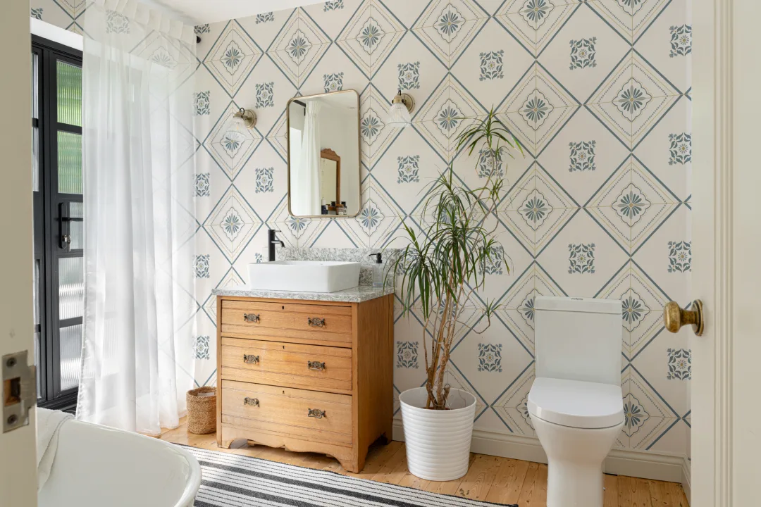 Mural de papel pintado clásico con azulejos geométricos azules