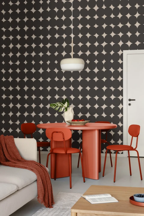 Murales de papel pintado con patrón geométrico negro que aportan un aire arquitectónico moderno