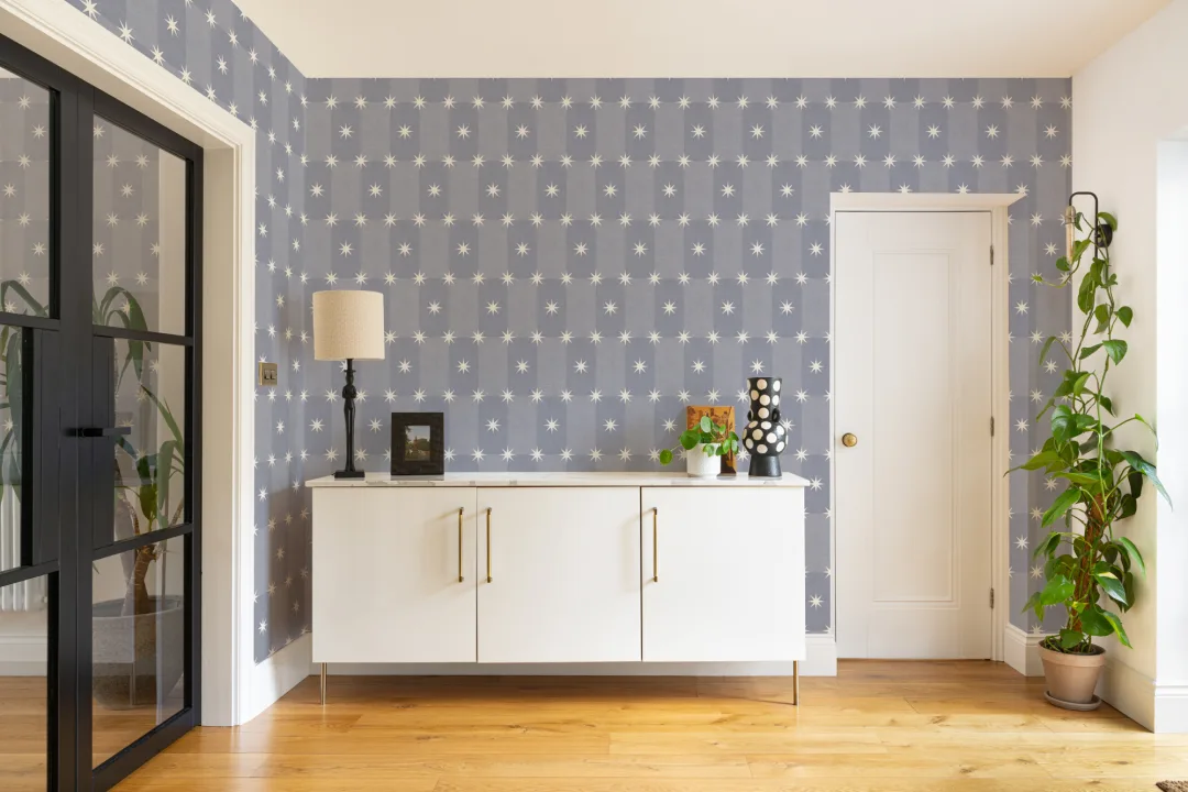 Carta da parati contemporanea per bambini con motivo a stelle blu Sterling