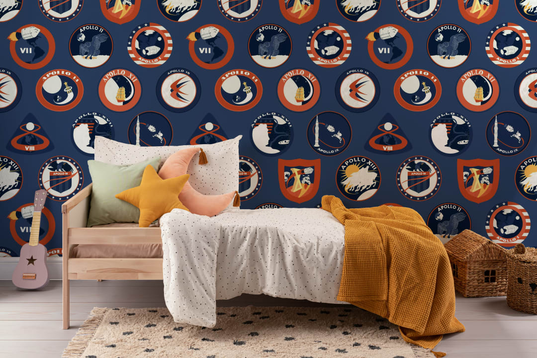 Mural Papel Pintado Azul con Motivos de Insignias de la Nasa
