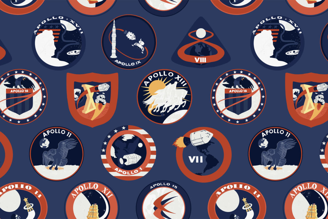 Mural Papel Pintado Azul con Motivos de Insignias de la Nasa