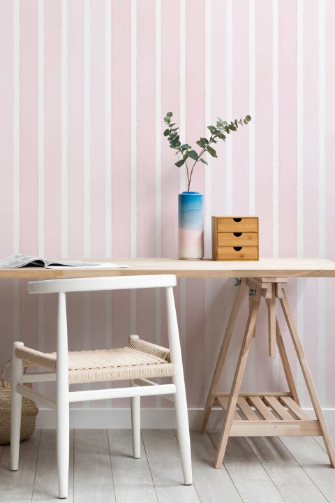 Mural Papel Pintado a Rayas Rosa y Blancas Verticales en Acuarela