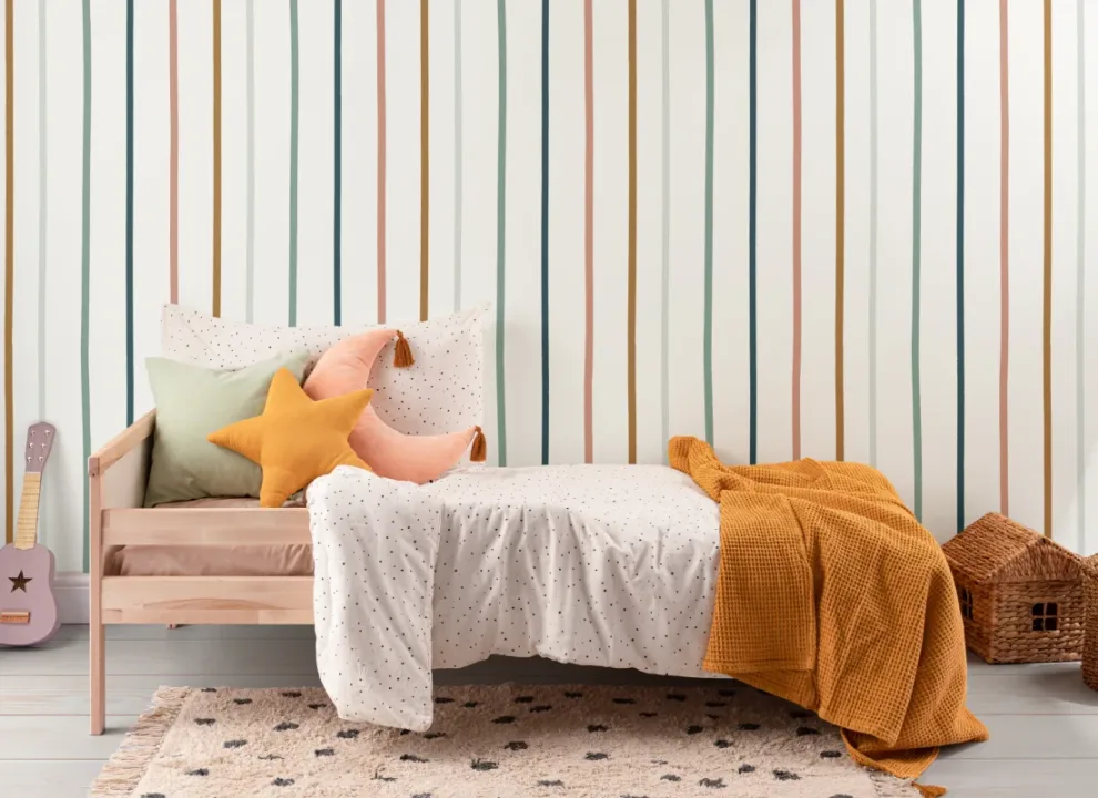 Papel Pintado Rayas Verticales en Tonos Terrosos sobre Fondo Blanco
