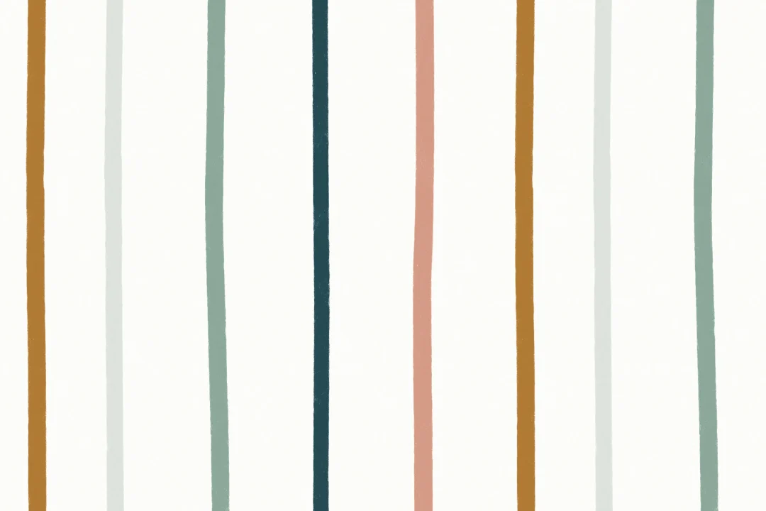Papel Pintado Rayas Verticales en Tonos Terrosos sobre Fondo Blanco