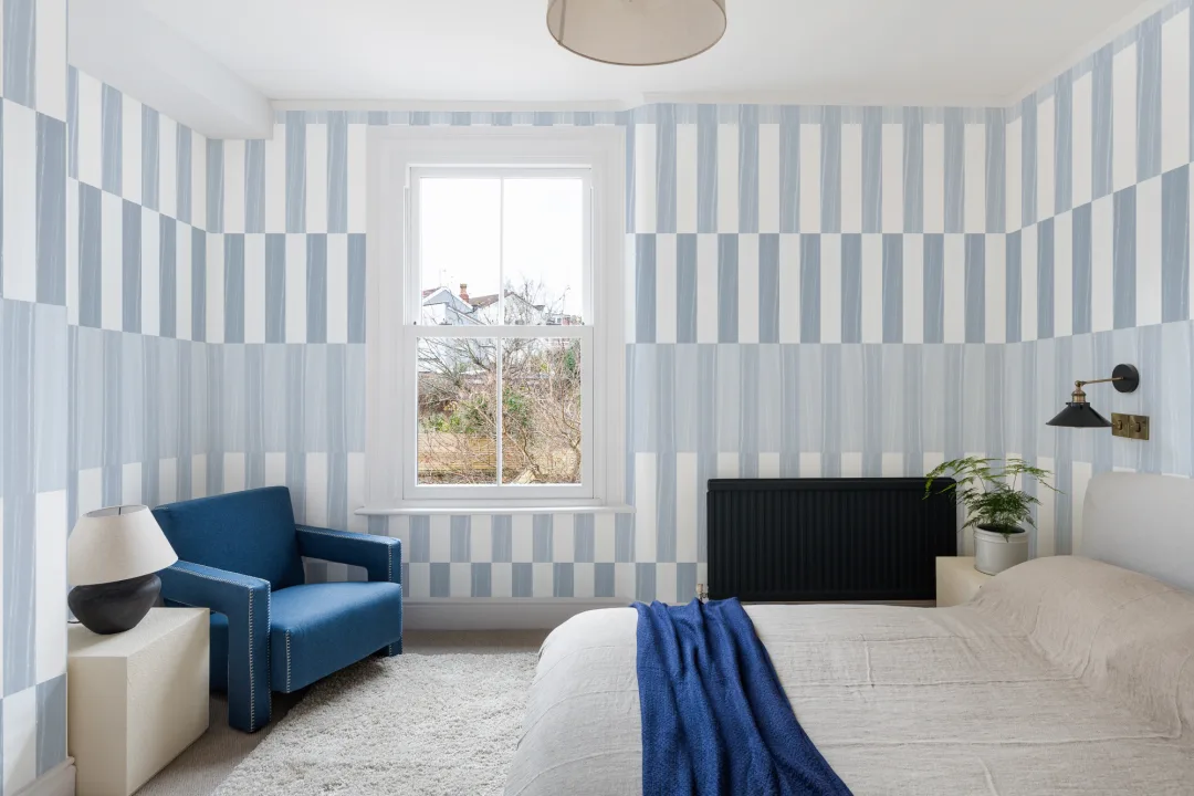 Papel pintado a rayas azules escalonadas