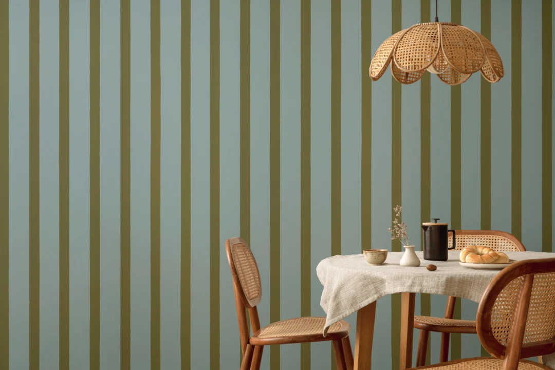 Mural de papel pintado con diseño minimalista de rayas azules y verdes