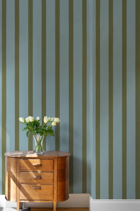 Mural de papel pintado con diseño minimalista de rayas azules y verdes