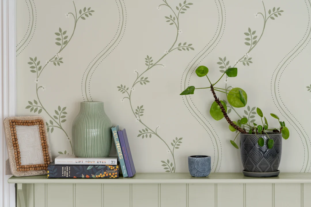 Mural de papel pintado estilo vintage con rayas botánicas verdes