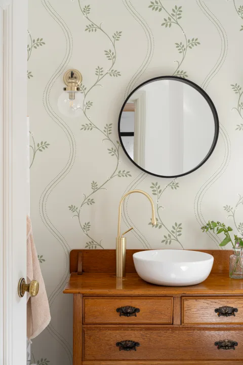 Mural de papel pintado estilo vintage con rayas botánicas verdes