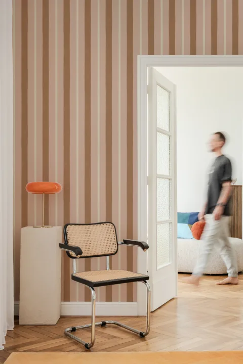 Mural de papel pintado con elegante estampado de rayas rosas